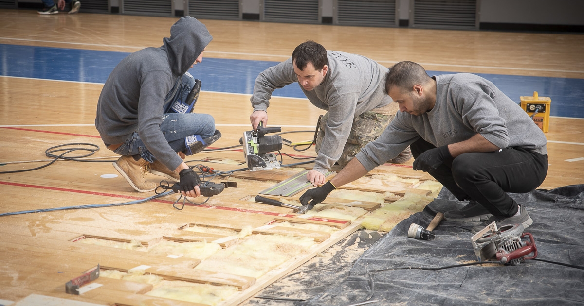 Cserélik a parkettát